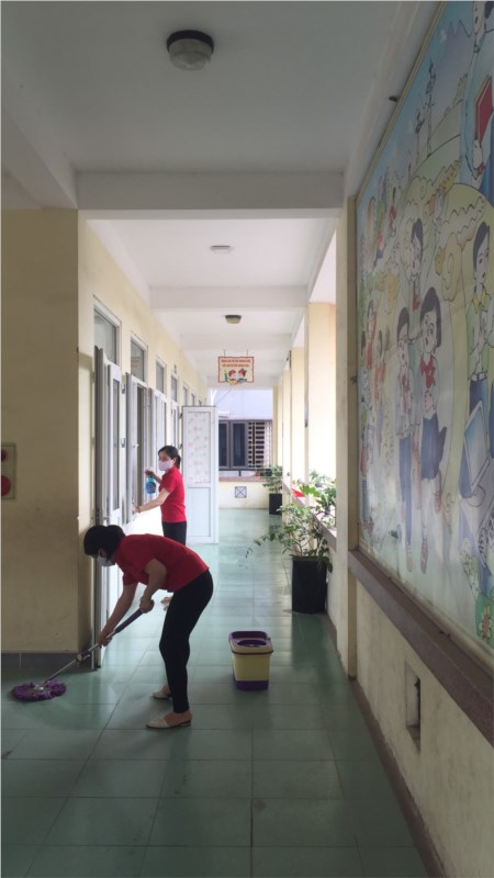 TH TT Trâu Quỳ vệ sinh trường lớp chuẩn bị đón học sinh quay lại trường học.